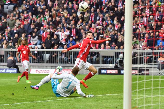 Tor zum 1-0 durch Robert LEWANDOWSKI (Bayern Muenchen) gegen Ralf FAEHRMANN,Fährmann,Torwart (FC Schalke 04) Aktion,Torschuss, Fussball 1. Bundesliga, 19. Spieltag, FC Bayern Muenchen (M)-FC Schalke 04 (GE) 1-1, am 04.02.2017 in Muenchen Deutschland, A L L I A N Z A R E N A.