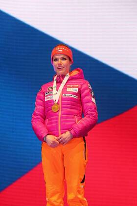 Hochfilzen Biathlon IBU Weltmeisterschaften Hochfilzen, Frauen Sprint, Siegerin Gabriela Koukalova (CZE) mit ihrer Goldmedaille vor der tschechischen Nationalflagge