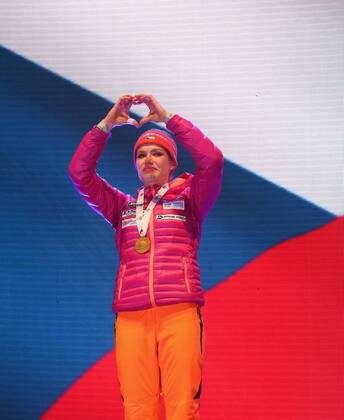Hochfilzen Biathlon IBU Weltmeisterschaften Hochfilzen, Frauen Sprint, Siegerin Gabriela Koukalova (CZE) zeigt ein Herz vor der tschechischen Nationalflagge