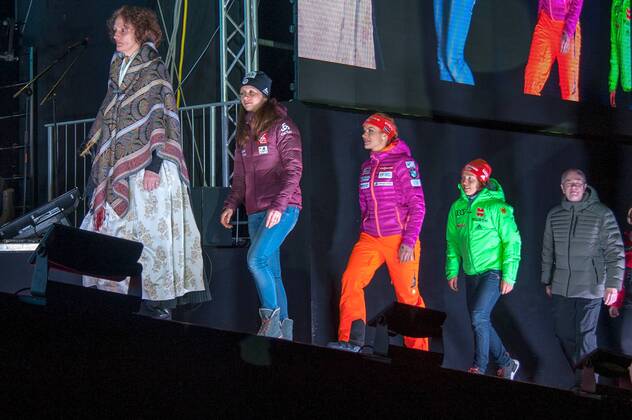 Die Medalliengewinnerinen auf dem Weg zur Siegerehrung Anais CHEVALIER (FRA), Gabriela KOUKALOVA (CZE), Laura DAHLMEIER (GER). Oesterreich, Hochfilzen: Wintersport, Biathlon, IBU World Championships 2017 - 7,5km Sprint Damen am 10.02.2017, Biathlonstadion.