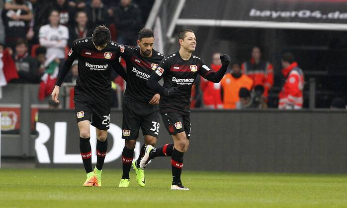 Leverkusen, Bayarena, 11.02.17: Javier Hernandez Chicharito (Bayer 04 Leverkusen) (R) bejubelt das 1:0 Tor im Spiel der 1. Bundesliga zwischen Bayer 04 Leverkusen vs. Eintracht Frankfurt in der Saison 2016 2017.