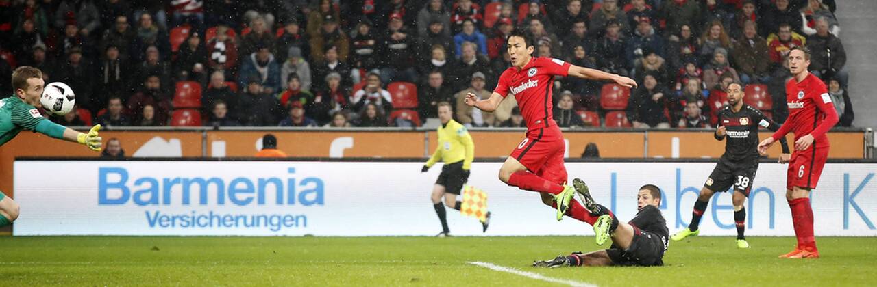 Leverkusen, Bayarena, 11.02.17: Javier Hernandez Chicharito (Bayer 04 Leverkusen) (R) schiesst hier das 2:0 Tor gegen Makoto Hasebe (Eintracht Frankfurt) im Spiel der 1. Bundesliga zwischen Bayer 04 Leverkusen vs. Eintracht Frankfurt in der Saison 2016 2017.