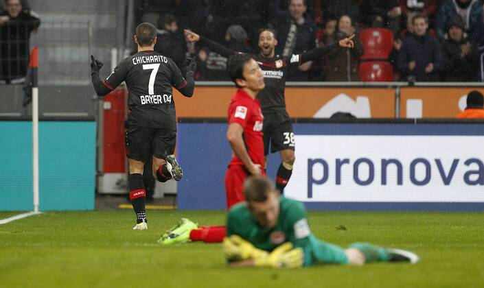 Leverkusen, Bayarena, 11.02.17: Javier Hernandez Chicharito (Bayer 04 Leverkusen) (L) jubelt über sein 2:0 Tor während Frankfurt geschlagen ist im Spiel der 1. Bundesliga zwischen Bayer 04 Leverkusen vs. Eintracht Frankfurt in der Saison 2016 2017.