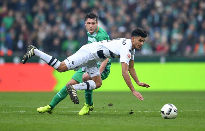 FUSSBALL 1. BUNDESLIGA 20. SPIELTAG SAISON 2016 2017 SV Werder Bremen - Borussia Moenchengladbach 11.02.2017 Zlatko Junuzovic (hinten, SV Werder Bremen) gegen Thorgan Hazard (Borussia Moenchengladbach)
