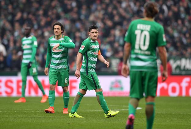 FUSSBALL 1. BUNDESLIGA 20. SPIELTAG SAISON 2016 2017 SV Werder Bremen - Borussia Moenchengladbach 11.02.2017 Lamine Sane, Thomas Delaney, Zlatko Junuzovic und Max Kruse (v.l. alle SV Werder Bremen)