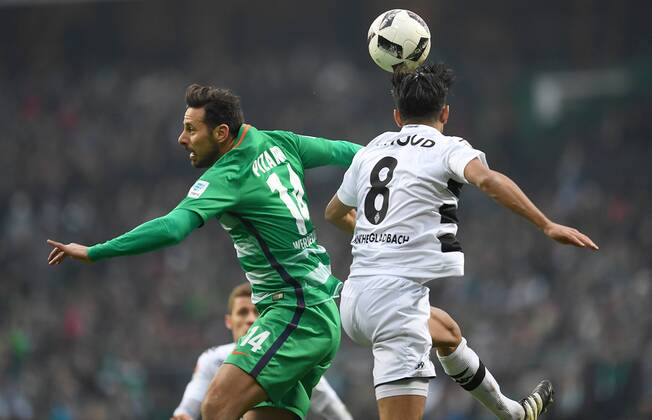 FUSSBALL 1. BUNDESLIGA 20. SPIELTAG SAISON 2016 2017 SV Werder Bremen - Borussia Moenchengladbach 11.02.2017 Max Kruse (li, SV Werder Bremen) gegen Mahmoud Dahoud (re, Borussia Moenchengladbach))
