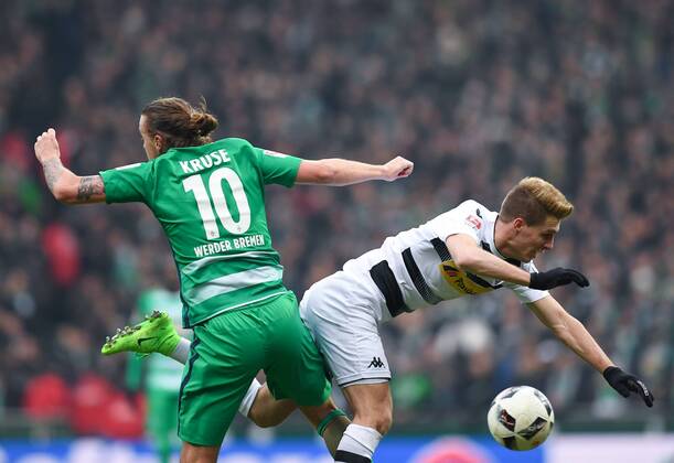 FUSSBALL 1. BUNDESLIGA 20. SPIELTAG SAISON 2016 2017 SV Werder Bremen - Borussia Moenchengladbach 11.02.2017 Max Kruse (li, SV Werder Bremen) gegen Patrick Herrmann (re, Borussia Moenchengladbach))