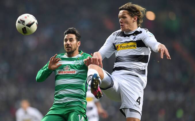 FUSSBALL 1. BUNDESLIGA 20. SPIELTAG SAISON 2016 2017 SV Werder Bremen - Borussia Moenchengladbach 11.02.2017 Claudio Pizarro (li, SV Werder Bremen) gegen Jannik Vestergaard (re, Borussia Moenchengladbach))