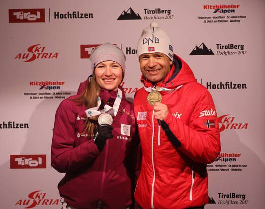 Hochfilzen Biathlon IBU Weltmeisterschaften Hochfilzen, Frauen Verfolgung, v.l. das Ehepaar Darya Domracheva (BLR) und Ole Einar Björndalen (NOR) mit ihren Medaillen
