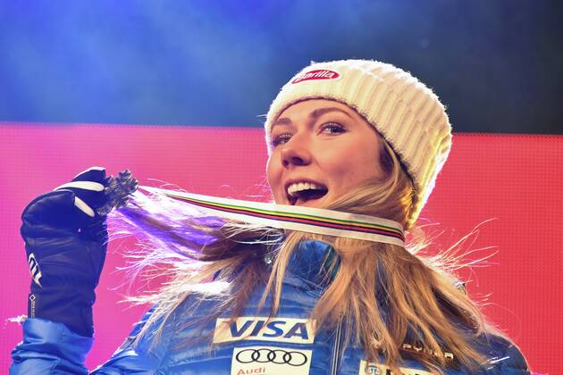 Ski Alpin, WM in St. Moritz, Riesenslalom Damen - Siegerehrung am Abend February 16, 2017: 2nd place Mikaela SHIFFRIN (USA) pose for photographs at the medal ceremony for the women s giant slalom event of the FIS Alpine World Ski Championships at St Moritz, Switzerland. Cal Media Skiing 2017: Alpine World Ski Championships - 16 Feb - ZUMAc04_ 20170216_zaf_c04_113 Copyright: xSydneyxLowx