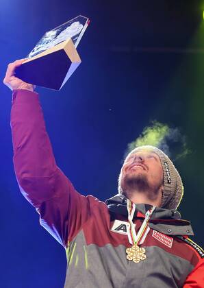 Themen der Woche - Sport Bilder des Tages - SPORT ALPINE SKIING - FIS Ski WC St. Moritz SANKT MORITZ,SWITZERLAND,17.FEB.17 - ALPINE SKIING - FIS Alpine World Ski Championships, giant slalom, men, award ceremony. Image shows the rejoicing of Marcel Hirscher (AUT). Keywords: medal, trophy. GEPAxpictures xChristianxWalgram