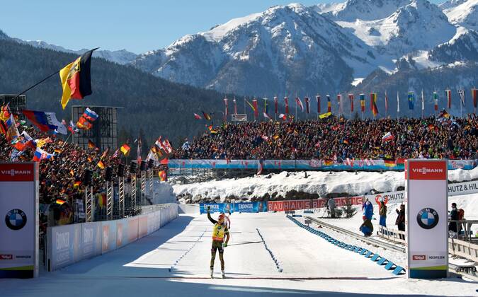 Biathlon 19.02.2017 IBU Weltmeisterschaften Hochfilzen AUT 12,5 km MASSENSTART Damen Frauen Weltmeister Weltmeisterin DAHLMEIER Laura GER Ziel Jubel Freude Fans Berhe Feature Zielstrich Zielline