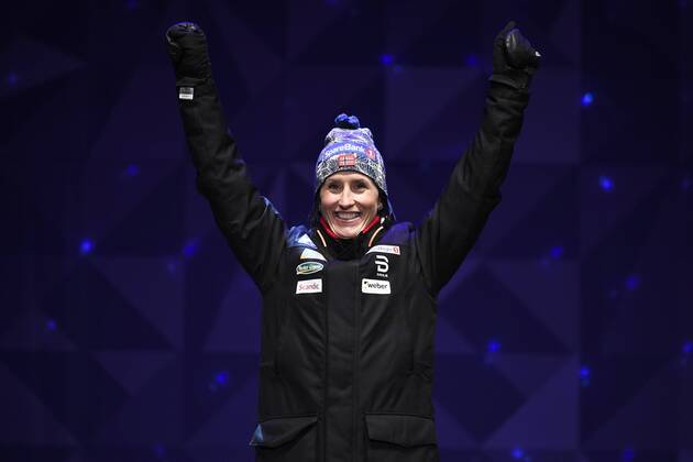 170225 Marit Björgen, (NOR), jublar vid - Siegerehrung - Nordische SKI WM in Lahti.  Copyright: CARLxSANDIN BB170225CS173