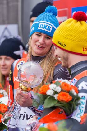 Natalie Geisenberger (GER, Deutschland) und Sascha Benecken (GER, Deutschland) mit dem Pokal; Flower Ceremony, Blumenzeremonie, Siegerehrung, Rennrodel-Weltcup Altenberg, xprx