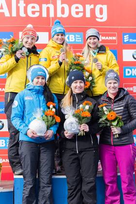oben v.li.: Tatjana Hüfner (GER, Deutschland), Natalie Geisenberger (GER, Deutschland), Dajana Eitberger (GER, Deutschland); unten v.li.: Tatyana Ivanova (RUS, Russland), Eliza Cauce (LAT, Lettland), Alex Gough (CAN, Kanada); Flower Ceremony, Blumenzeremonie, Siegerehrung, Rennrodel-Weltcup Altenberg, xprx