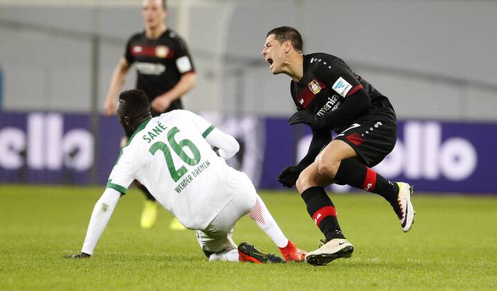 Leverkusen, Bayarena, 10.03.17: Javier Hernandez Chicharito (Bayer 04 Leverkusen) wird gefoult von Lamine Ludociv Sane (Werder Bremen) im Spiel der 1. Bundesliga zwischen Bayer 04 Leverkusen vs. Werder Bremen in der Saison 2016 2017.