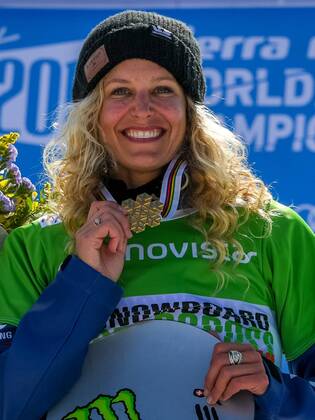 Bilder des Tages - SPORT SNOWBOARD, FREESTYLE SKIING - FIS WC 2017 SIERRA NEVADA,SPAIN,12.MAR.17 - SNOWBOARDING - FIS Freestyle Ski and Snowboard World Championships, SBX, Snowboard Cross, final, ladies men, award ceremony. Image shows Lindsey Jacobellis (USA). Keywords: medal. GEPAxpictures xOliverxLerch