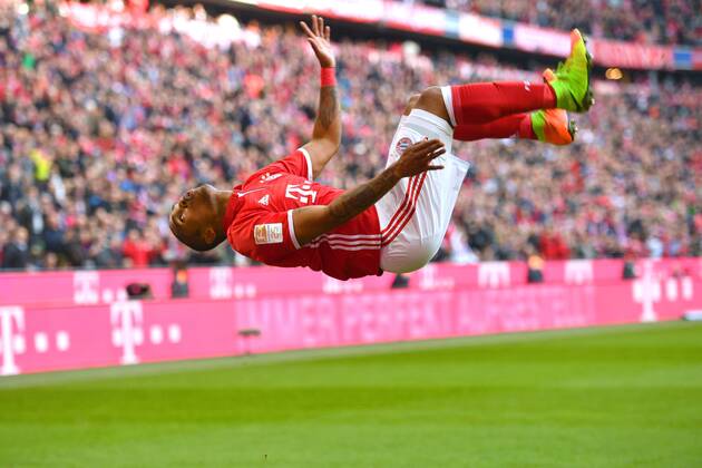 Torjubel Douglas COSTA (Bayern Muenchen) nach Tor zum 2-0,Salto,Flugeinlage, Aktion,Jubel,Freude,Begeisterung, Fussball 1. Bundesliga, 24. Spieltag, FC Bayern Muenchen (M)-Eintracht Frankfurt (F) 3-0, am 11.03.2017 in Muenchen Deutschland, A L L I A N Z A R E N A.