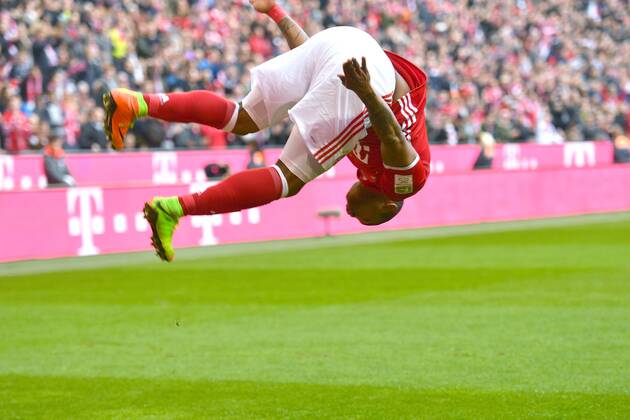 Torjubel Douglas COSTA (Bayern Muenchen) nach Tor zum 2-0,Salto,Flugeinlage, Aktion,Jubel,Freude,Begeisterung, Fussball 1. Bundesliga, 24. Spieltag, FC Bayern Muenchen (M)-Eintracht Frankfurt (F) 3-0, am 11.03.2017 in Muenchen Deutschland, A L L I A N Z A R E N A.