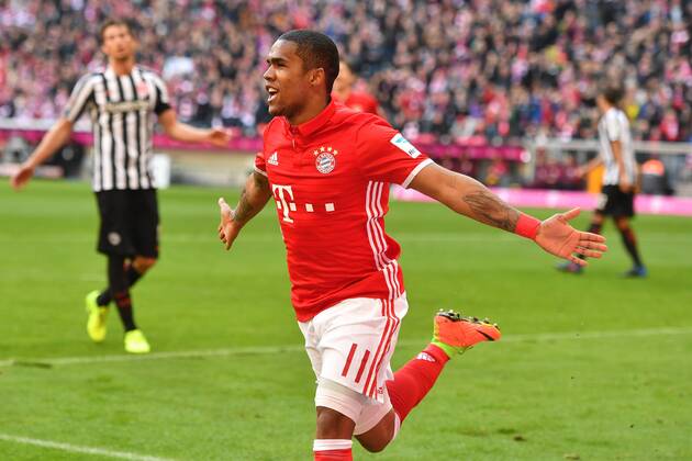 Torjubel Douglas COSTA (Bayern Muenchen) nach Tor zum 2-0,. Jubel,Freude,Begeisterung,,Aktion,Einzelbild,angeschnittenes Einzelmotiv,Halbfigur,halbe Figur. Fussball 1. Bundesliga, 24. Spieltag, FC Bayern Muenchen (M)-Eintracht Frankfurt F) 3-0,Aktion. am 11.03.2017 in Muenchen Deutschland, A L L I A N Z A R E N A.