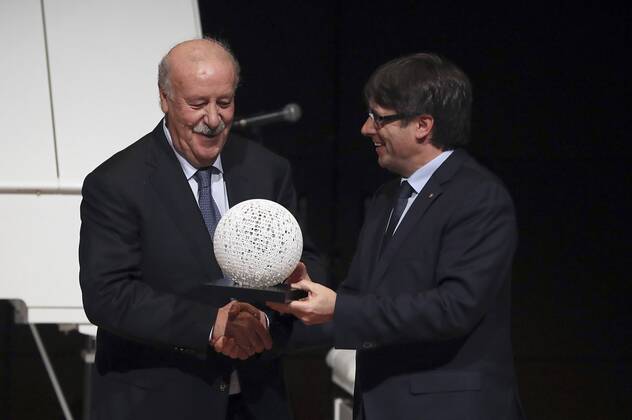 Catalonia s President Carles Puigdemont gives soccer coach Vicente del Bosque the Blanquerna Award, granted by the Generalitat, during its 19th gala at the Reina Sofia Museum in Madrid, Spain, 15 March 2017. 19TH BLANQUERNA AWARD !ACHTUNG: NUR REDAKTIONELLE NUTZUNG!  Copyright: xBallesterosx MAD001 20170315-636252080312132483