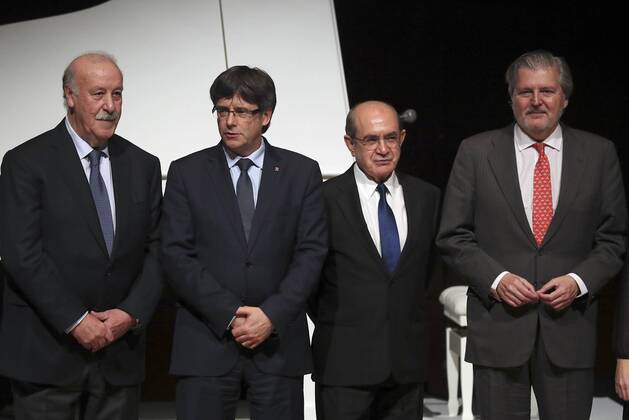 Spain s Culture and Education Minister Inigo Fernandez de Vigo (R) and Catalonia s President Carles Puigdemont (2L) pose with the awarded soccer coach Vicente del Bosque (L) and President of Nueva Economia Forum Jose Luis Rodriguez, during the 19th gala of the Blanquerna Award at the Reina Sofia Museum in Madrid, Spain, 15 March 2017. 19TH BLANQUERNA AWARD !ACHTUNG: NUR REDAKTIONELLE NUTZUNG!  Copyright: xBallesterosx MAD001 20170315-636252085748974779