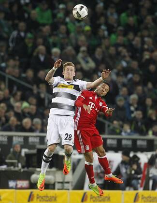 Mönchengladbach, Borussiapark, 19.03.17: Andre Hahn (Bor. Moenchengladbach) (L) gegen Thiago (FC Bayern München) im Spiel der 1. Bundesliga zwischen Borussia Mönchengladbach vs. FC Bayern München in der Saison 2016 2017.