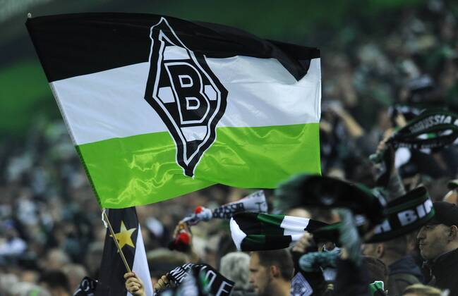Fussball, UEFA Europa League, Herren, Saison 2016 2017, Achtelfinale Rückspiel, Borussia Park: Bor. Mönchengladbach, BMG (schwarz) - FC Schalke 04, S04 (weiss) 2:2; Fans schwenken eine Borussia Fahne. Fan, Fans, Begeisterung.