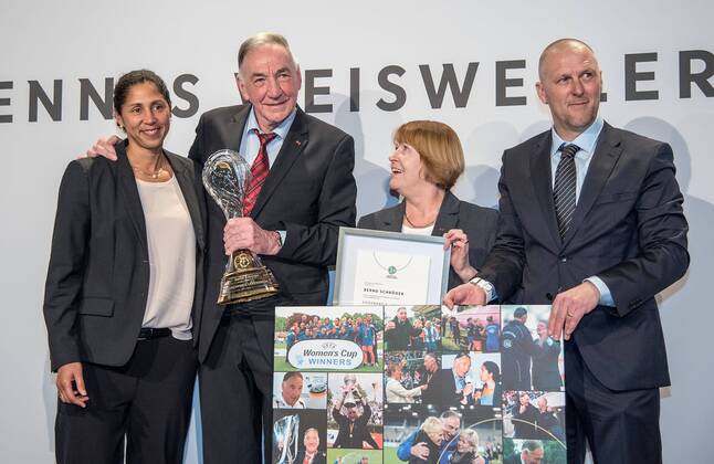 Themen der Woche - SPORT Bilder des Tages - SPORT 20.03.2017, xfux, Fussball, Festakt anlässlich der Beendigung des 63. Fußball-Lehrer-Lehrgangs, emspor emonline, v.l. Trainerin Steffi Jones (Deutsche Fussball Nationalmanschaft Damen), Bernd Schroeder, Vize Praesidentin Hannelore Ratzeburg (Vizepraesidentin für Frauen- und Mädchenfußball Deutscher Fussball Bund DFB), Markus Hoegner Neu Isenburg