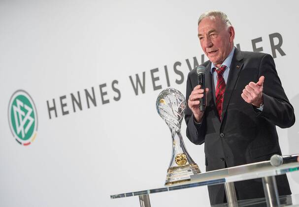 20.03.2017, xfux, Fussball, Festakt anlässlich der Beendigung des 63. Fußball-Lehrer-Lehrgangs, emspor emonline, v.l. Bernd Schroeder wird ausgezeichnet mit dem Ehrenpreis Neu Isenburg