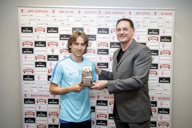 Bilder des Tages - SPORT Luka Modric received Sporto Brands award 21.3.2017., Croatia, Zagreb - Luka Modric received Sporto brands award which was awarded by Patrik Cavar.  PetarxGlebov PIXSELL