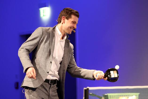 Deutschland, Würzburg, VCC, 21.03.2017, Fair ist Mehr Bild: Timo Boll (deutscher Tischtennisprofi) kommt auch mit einem Bocksbeutel an der Platte als Schläger zurecht Copyright: HMBxMedia xHeikoxBecker