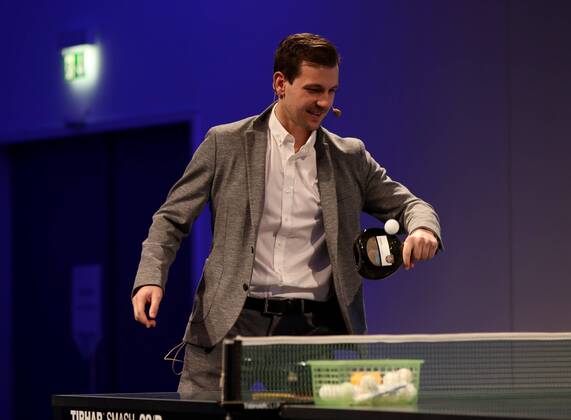 Deutschland, Würzburg, VCC, 21.03.2017, Fair ist Mehr Bild: Timo Boll (deutscher Tischtennisprofi) kommt auch mit einem Bocksbeutel an der Platte als Schläger zurecht Copyright: HMBxMedia xHeikoxBecker