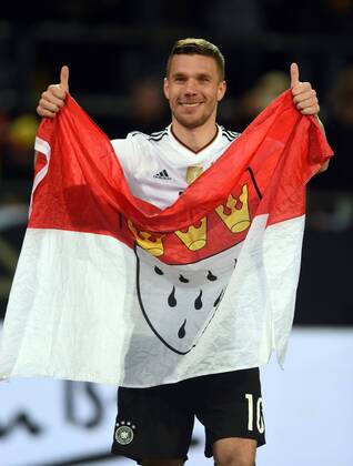 Fußball-Länderspiel: Deutschland - England 22.03.2017 in Dortmund. Lukas Podolski (Deut.) jubelt vor dem Fanblock mit Kölner Fahne. HM