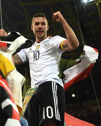 Fußball-Länderspiel: Deutschland - England 22.03.2017 in Dortmund. Lukas Podolski (Deut.) jubelt auf dem Zaun vor dem Fanblock. HM
