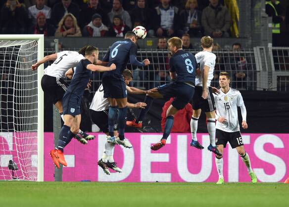 Fußball-Länderspiel: Deutschland - England 22.03.2017 in Dortmund. Kopfballszene vor dem Deutschen Tor. Vorne v.l: Cahill (5), Smalling (6) und Dier (8 alle Engl.). Dahinter: Hummels (5), Podolski (10 verd.), Schürrle (9) und Weigl (15 alle Deut.). HM