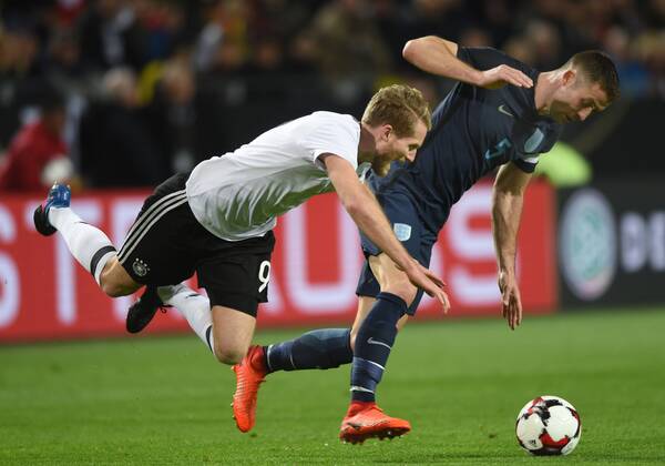 Fußball-Länderspiel: Deutschland - England 22.03.2017 in Dortmund. Andre Schürrle (Deut. vorne) gegen Gary Cahill (Engl.). HM