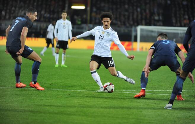 Fußball-Länderspiel: Deutschland - England 22.03.2017 in Dortmund. Leroy Sane (Deut.) Aktion im englischen Strafraum. Li: Livermore. Re: Cahill (beide Engl.). HM