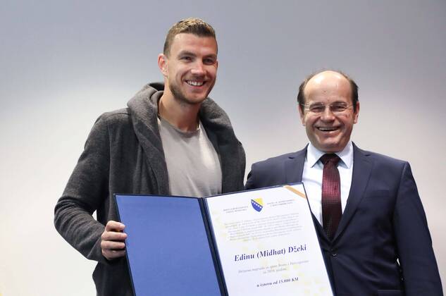 (170324) -- SARAJEVO, March 24, 2017 -- The captain of the football team of Bosnia and Herzegovina (BiH) and AS Roma s striker Edin Dzeko (L) and the Minister of Civil Affairs of BiH Adil Osmanovic pose for a photo in Sarajevo, BiH, March 24, 2017. The Ministry of Civil Affairs of BiH awarded Edin Dzeko with the State Award for Sports in 2016 on Friday. ) (SP)BOSNIA AND HERZEGOVINA-SARAJEVO-FOOTBALL-EDIN DZEKO HarisxMemija 