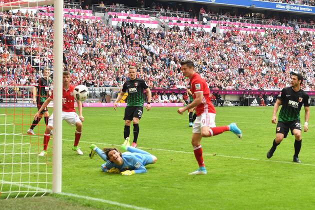 Tor zum 5-0 durch Robert LEWANDOWSKI (Bayern Muenchen),Aktion,Kopfballtor gegen Torwart Marwin HITZ (FC Augsburg). Fussball 1. Bundesliga, 26. Spieltag, FC Bayern Muenchen (M)-FC Augsburg (A) 6-0, am 01.04.2017 in Muenchen Deutschland, A L L I A N Z A R E N A.