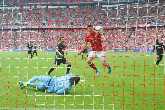 Tor zum 5-0 durch Robert LEWANDOWSKI (Bayern Muenchen),Aktion,Kopfballtor gegen Torwart Marwin HITZ (FC Augsburg). Hintertorkamera,Hintertorperspektive. Fussball 1. Bundesliga, 26. Spieltag, FC Bayern Muenchen (M)-FC Augsburg (A) 6-0, am 01.04.2017 in Muenchen Deutschland, A L L I A N Z A R E N A.