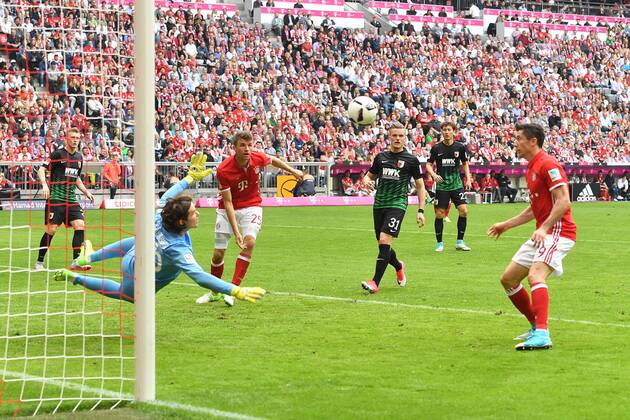 Tor zum 5-0 durch Robert LEWANDOWSKI (Bayern Muenchen),Aktion,Kopfballtor gegen Torwart Marwin HITZ (FC Augsburg).Hi:Thomas MUELLER (MÜLLER,Bayern Muenchen),Philipp MAX (FC Augsburg). Fussball 1. Bundesliga, 26. Spieltag, FC Bayern Muenchen (M)-FC Augsburg (A) 6-0, am 01.04.2017 in Muenchen Deutschland, A L L I A N Z A R E N A.