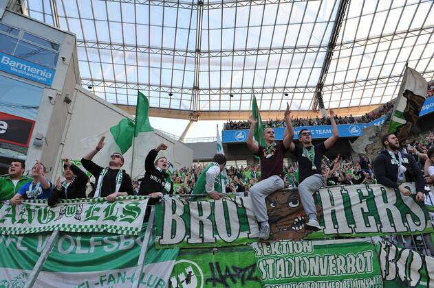 02.04.2017 - Fussball - Saison 2016 2017 - 1. Bundesliga - 26. Spieltag: Bayer 04 Leverkusen - VfL Wolfsburg - AuWo - Wolfsburger Mannschaft bedankt sich bei den Fans, Fans feiern ihre Mannschaft