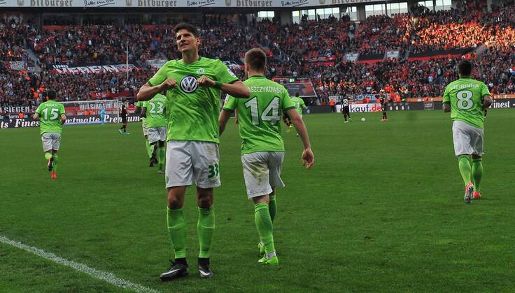02.04.2017 - Fussball - Saison 2016 2017 - 1. Bundesliga - 26. Spieltag: Bayer 04 Leverkusen - VfL Wolfsburg - AuWo - Wolfsburgs Mario Gomez jubelt mit seinen Mitspielern nach seinem Tor zum 2:3