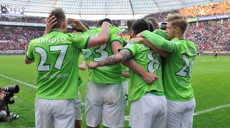 02.04.2017 - Fussball - Saison 2016 2017 - 1. Bundesliga - 26. Spieltag: Bayer 04 Leverkusen - VfL Wolfsburg - AuWo - Wolfsburgs Mario Gomez jubelt mit seinen Mitspielern nach seinem Tor zum 2:3