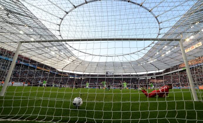 02.04.2017 - Fussball - Saison 2016 2017 - 1. Bundesliga - 26. Spieltag: Bayer 04 Leverkusen - VfL Wolfsburg - AuWo - Wolfsburgs Mario Gomez erzielt per Elfmeter Tor zum 3:2 gegen Bernd Leno fuer Wolfsburg