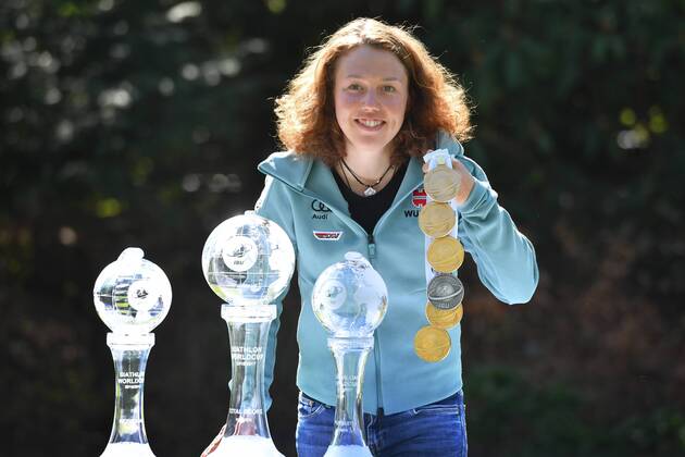 Laura DAHLMEIER (GER) posiert mit ihren 6 WM Medaillen der Weltmeisterschaft 2017 in Hochfilzen und den Kristallkugeln fuer den Gesamtweltcup. DSV Pressetermin mit Laura DAHLMEIER am 08.04.2017, Biathlon ,Saison 2016 17.