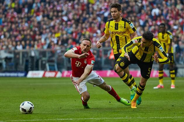 Muenchen, Deutschland, 08.04.2017, Bundesliga 28. Spieltag, FC Bayern Muenchen - BV Borussia Dortmund, Marc Bartra (BVB) re. bringt Franck Ribery (FCB) li. zu Fall ( DeFodi501