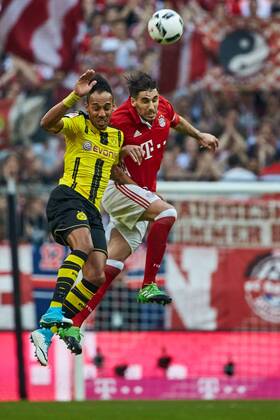 Muenchen, Deutschland, 08.04.2017, Bundesliga 28. Spieltag, FC Bayern Muenchen - BV Borussia Dortmund, Kopfballduell zwischen Pierre-Emerick Aubameyang (BVB) und Javi Martinez (FCB) v.l. ( DeFodi501