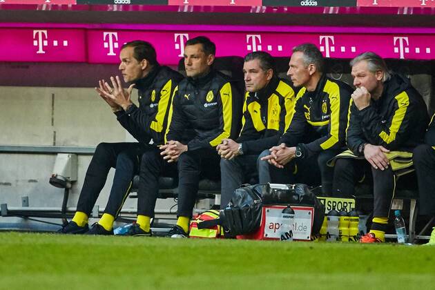Muenchen, Deutschland, 08.04.2017, Bundesliga 28. Spieltag, FC Bayern Muenchen - BV Borussia Dortmund, Unzufriedenheit bei Trainer Thomas Tuchel (BVB), Arno Michels, Sportlicher Leiter Michael Zorc (BVB), Rainer Schrey und Torwart-Trainer Wolfgang de Beer (BVB) v.l. ( DeFodi501